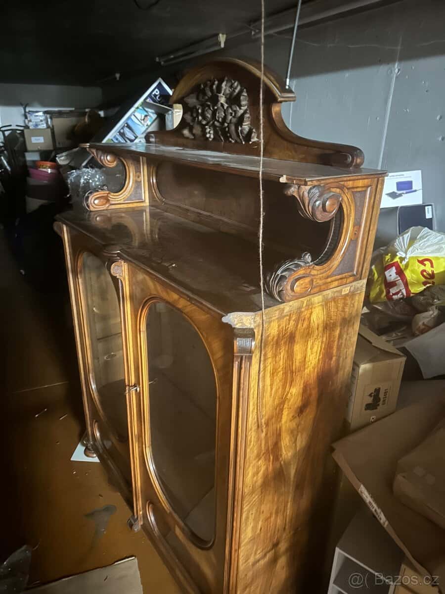 Starožitná skříň. 1