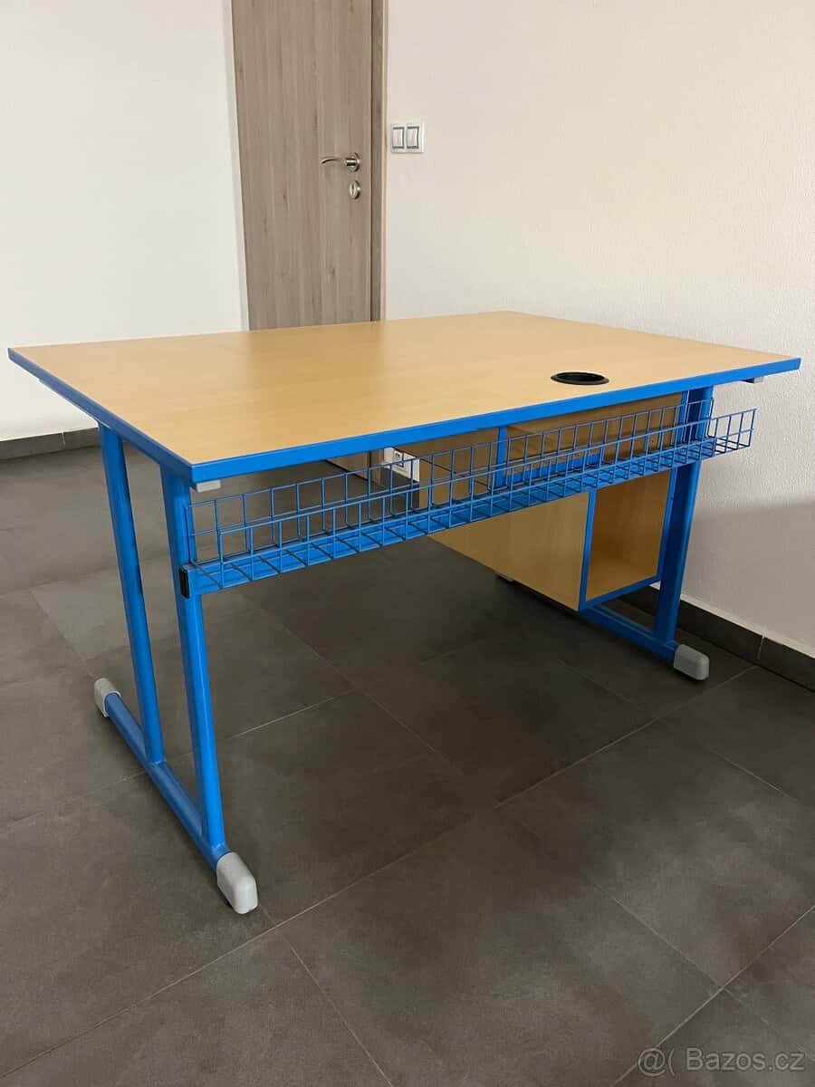 Počítačový stůl 4