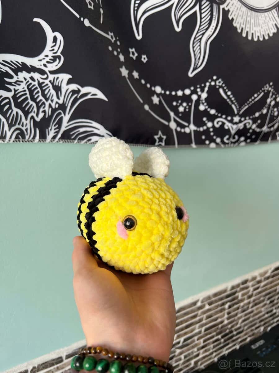 Háčkovaná včelička 🐝 1