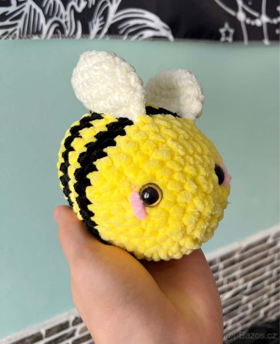 Háčkovaná včelička 🐝 2