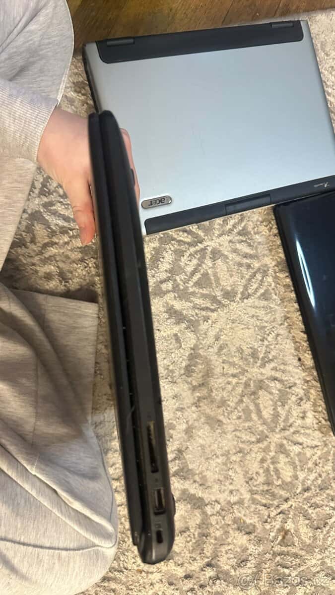 Acer notebook a další 4