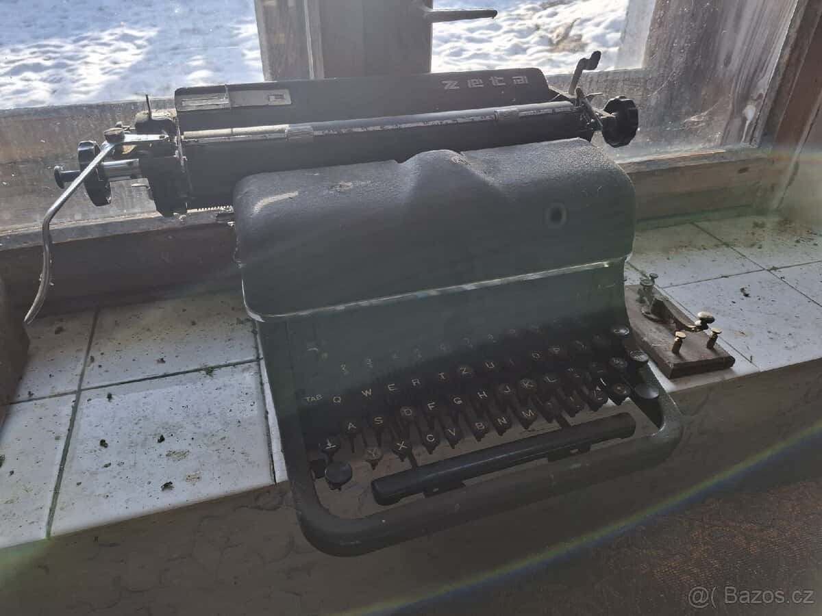 Starý psací stroj 3