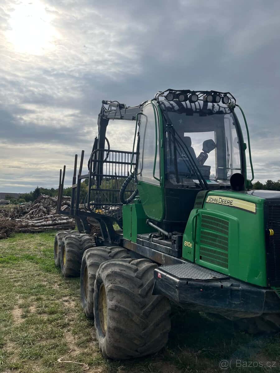 John Deere 810 E 2