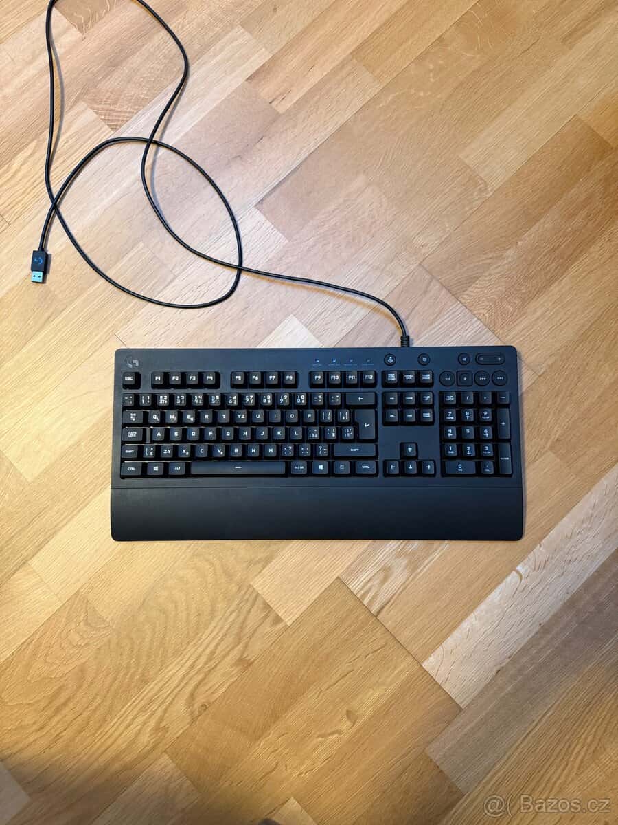 Logitech G213 1
