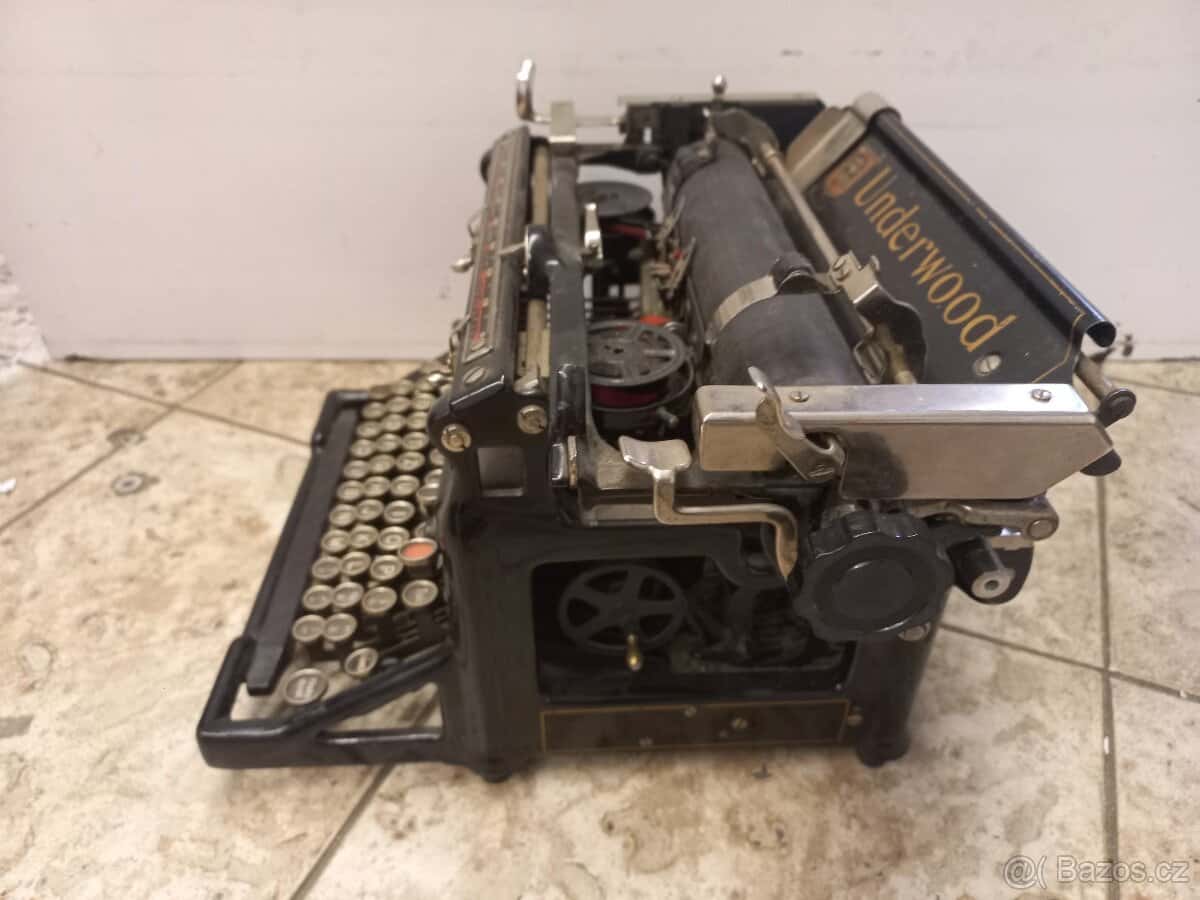 starý psací stroj 1