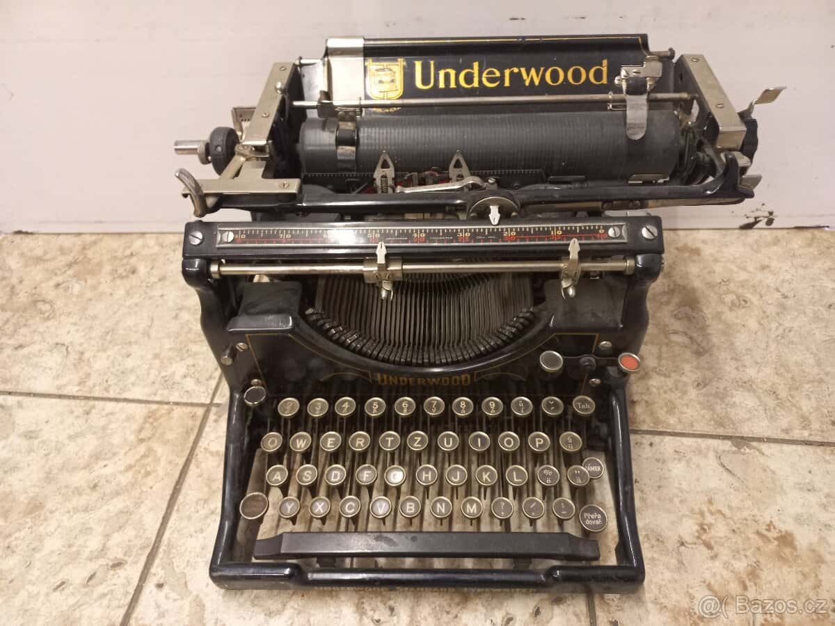 starý psací stroj 2