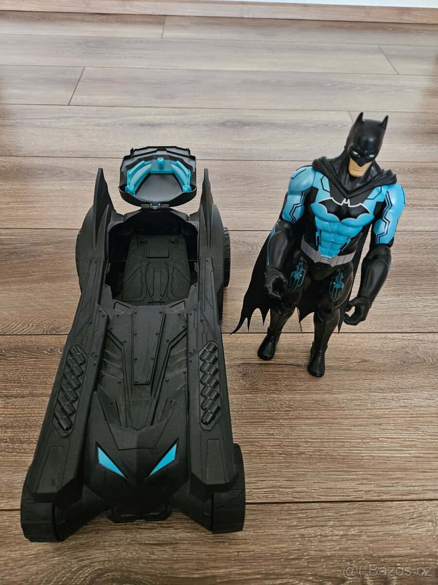Batman a Batmobile 2