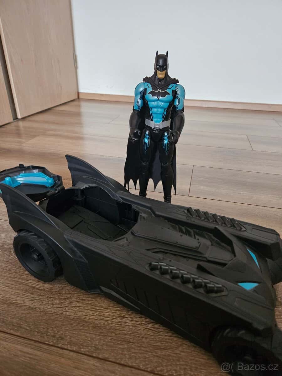 Batman a Batmobile 3