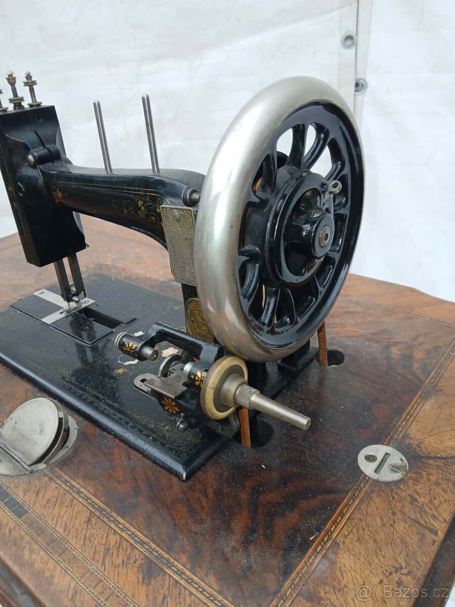Šicí stroj stary 8