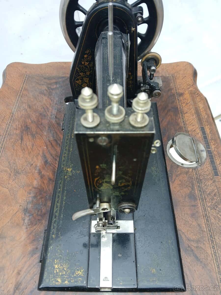 Šicí stroj stary 10