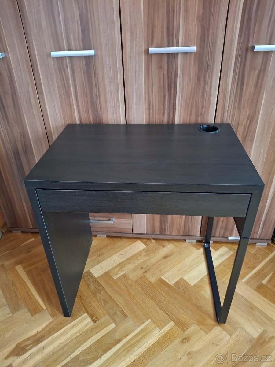 Psací stůl. 1