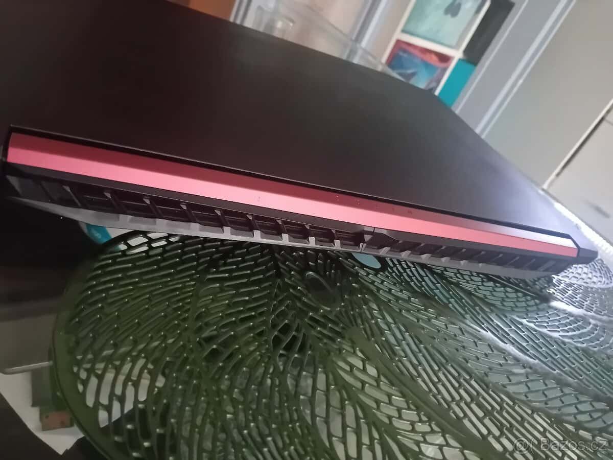 Herní notebook se zarukou 1