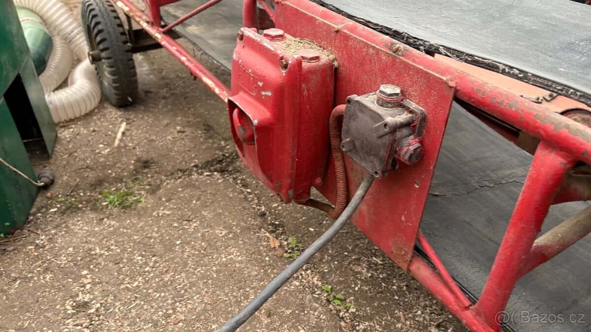 Pásový dopravník 8