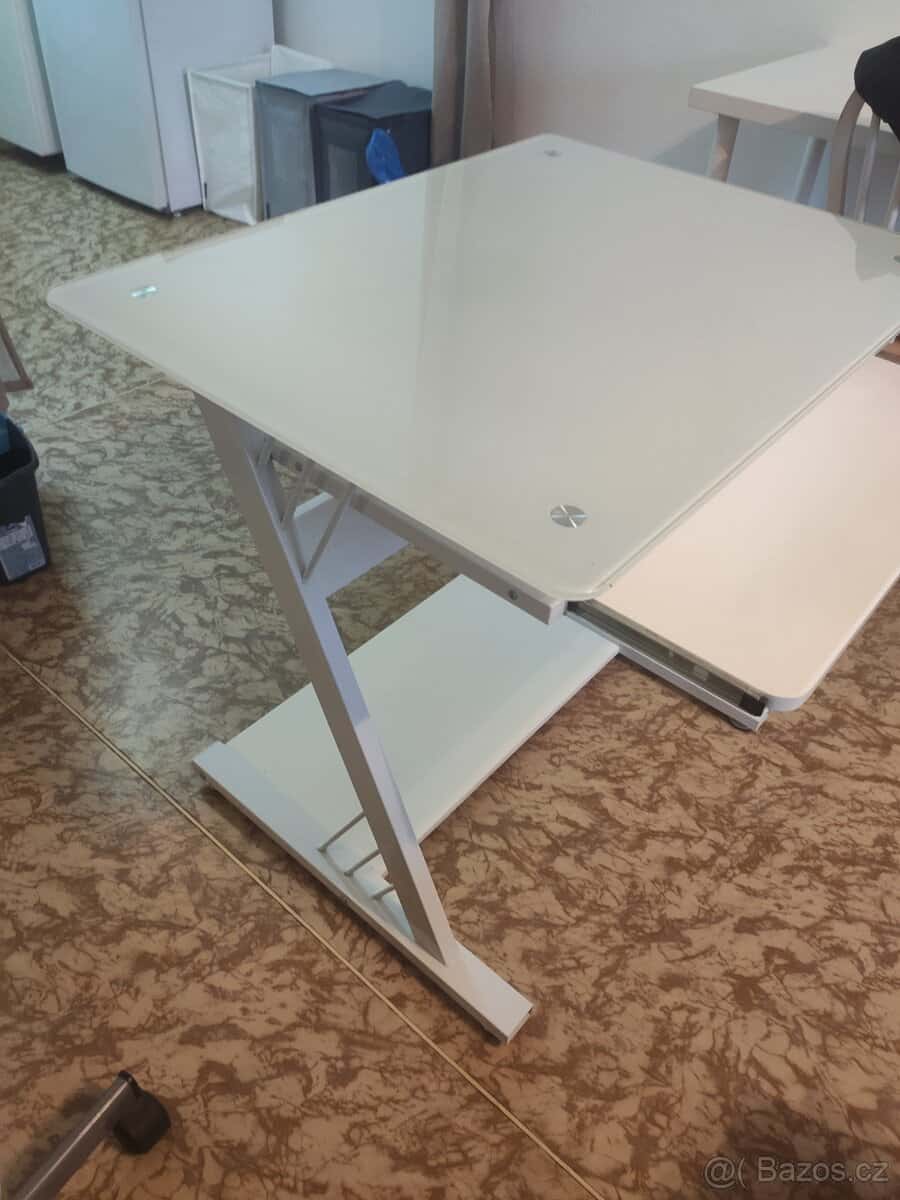 Počítačový stůl 3