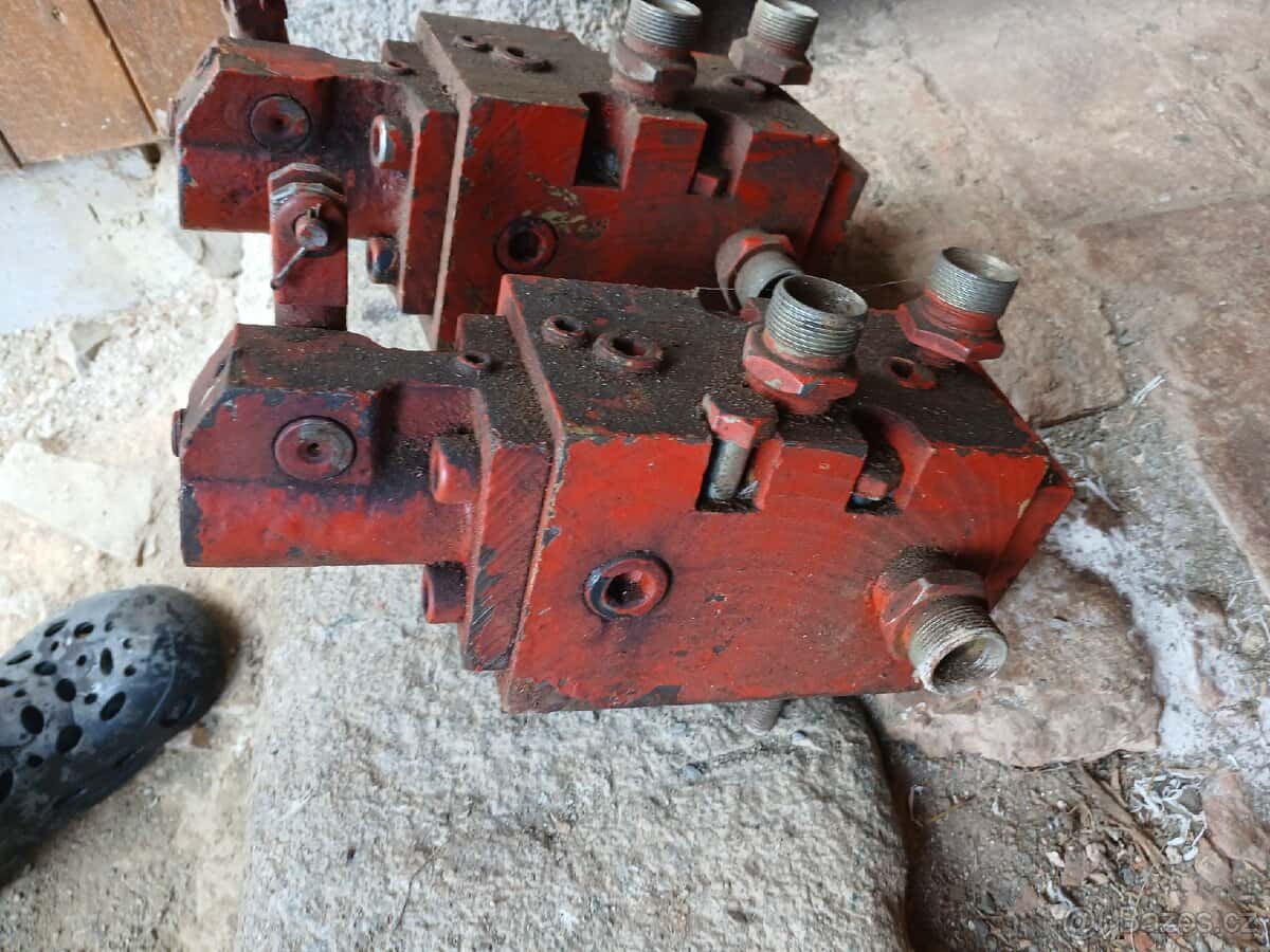 Rozvaděč hydraulický 8