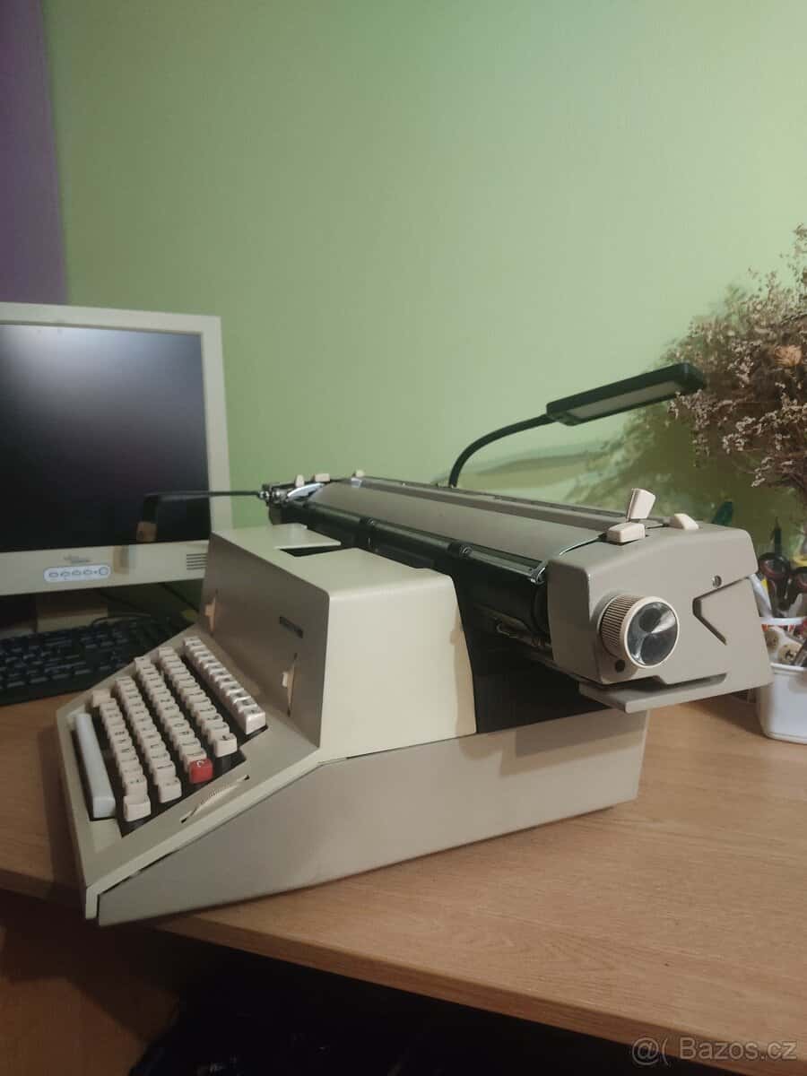 Psací stroj Consul 3