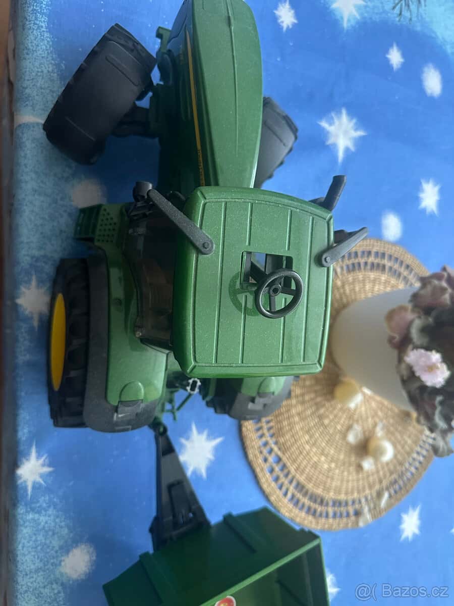 Bruder traktor. 4