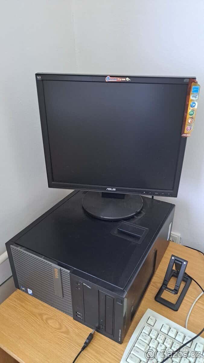 PC sestava s monitorem 1