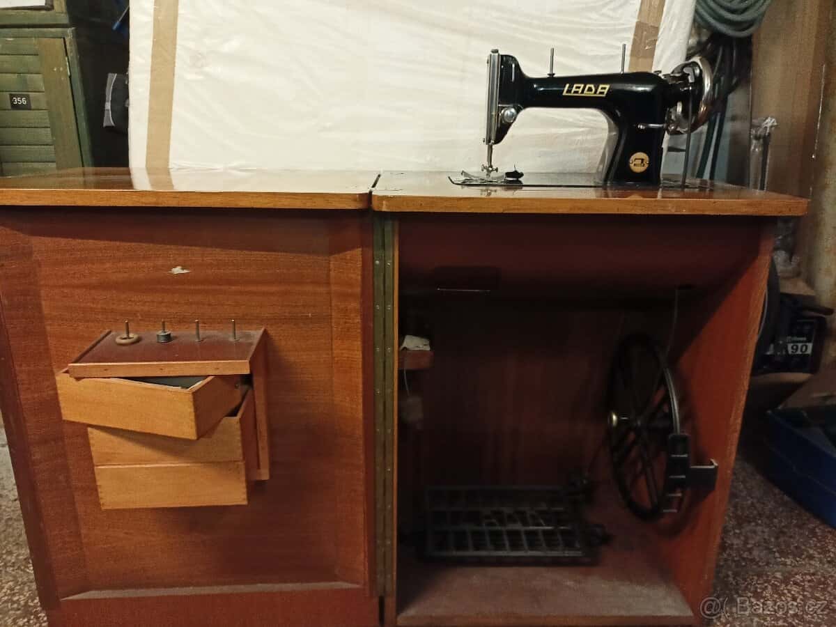 Šicí stroj LADA 3