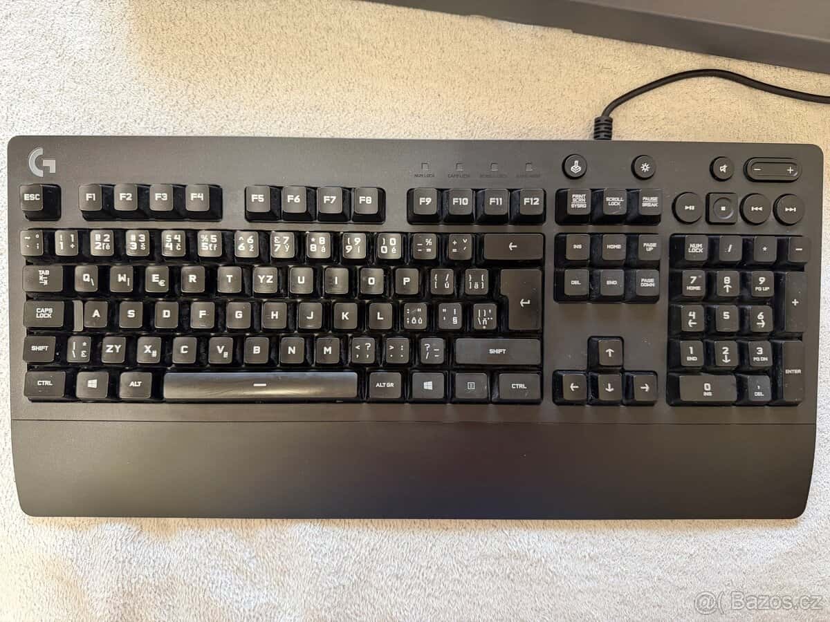Logitech G213 2