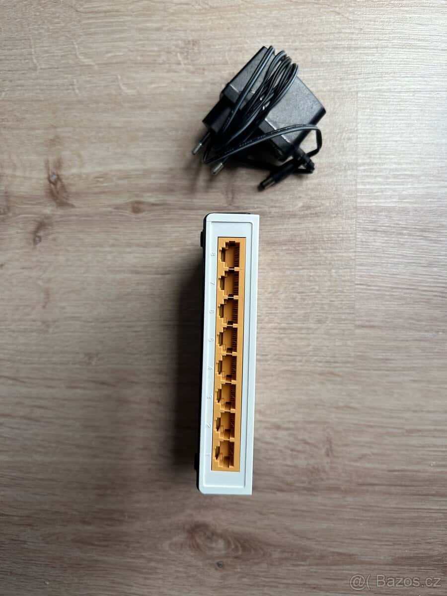 TP-Link switch SF1008D 3