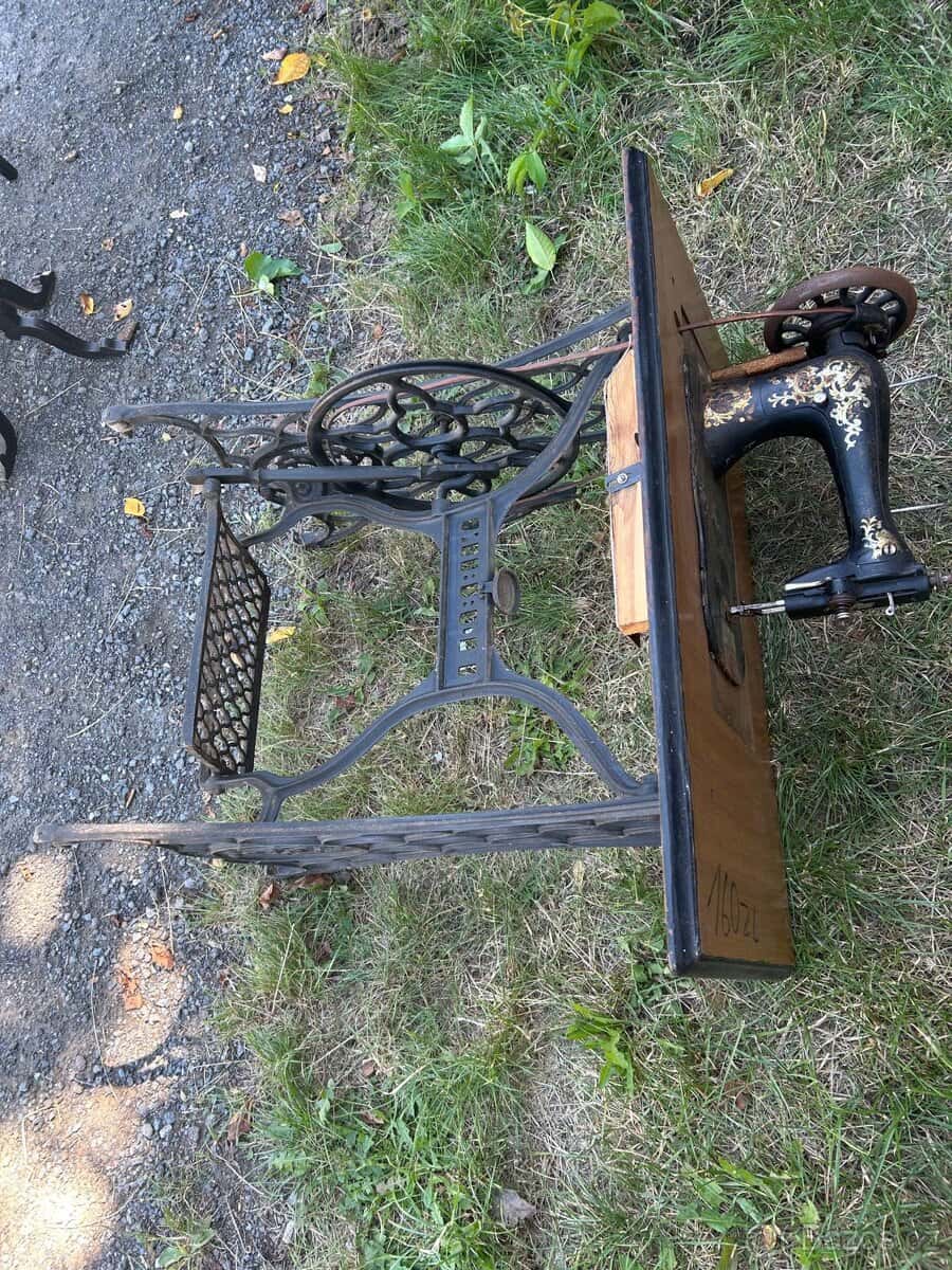 Starý šicí stroj 2