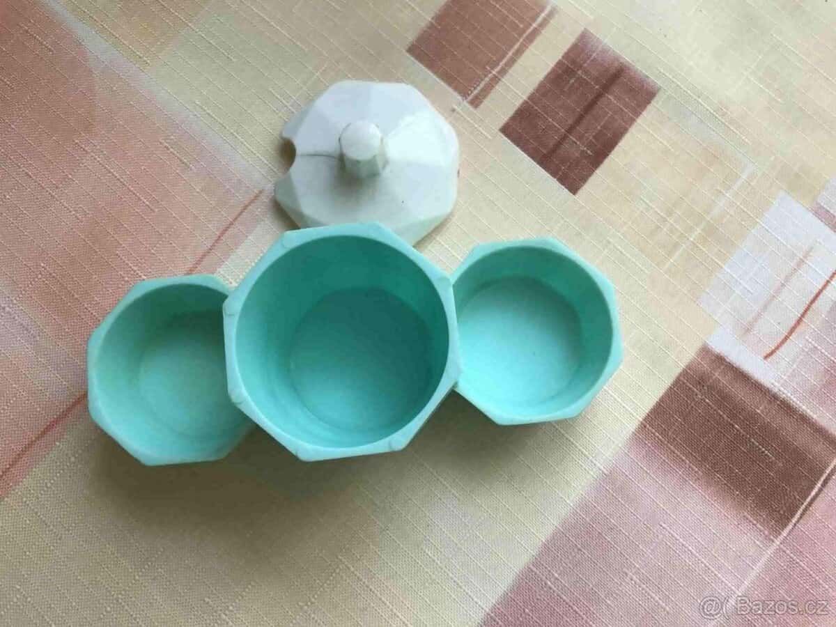 Retro solnička plastová 3