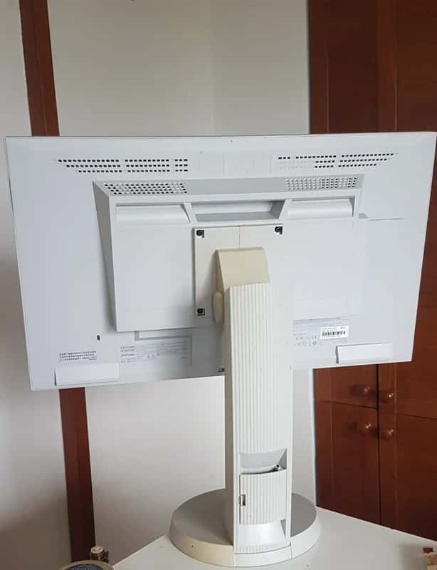 Monitor Eizo 58 cm 3