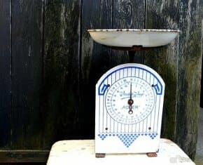 Starožitné kuchyňské jednomiskové váhy, smalt