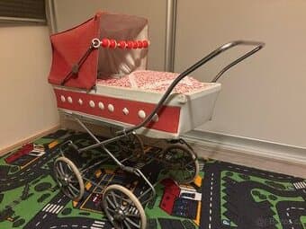 Kočárek pro panenky s peřinkami a polštářky