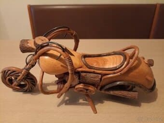 Dřevěný model motocyklu