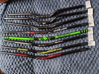 Řídítka sedlovky a další věci.