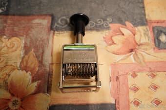 staré razítko Globe Special s číselníkem