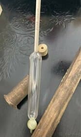 Stary hustomer v dřevěném obalu