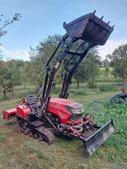 Nový multifunkční pásový traktor