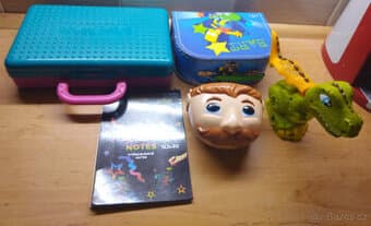 Modrý kufřík Bárt Simpson, vyškrabovací notes atd.