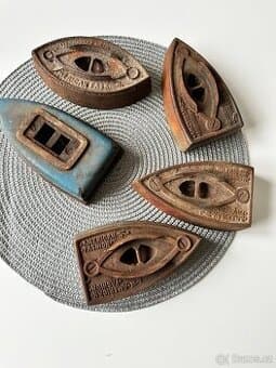 Starožitné žehličky - poctivé těžké kousky