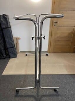 Stojan na oblečení věšák do obchodu