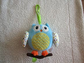 Hrající, velmi pěkná heboučká sova k zavěšení, hraje melodii