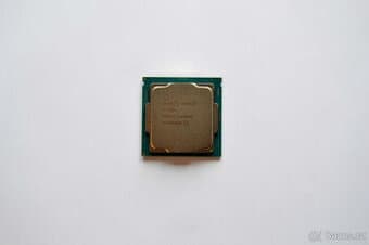 Intel Xeon E-2224 (LGA11551, 4 jádra, 4.6 GHz); PC: 6 500 Kč