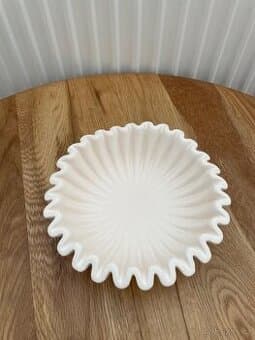 Keramická dekorativní miska s vlnitým okrajom