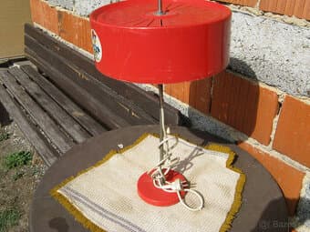 retro stojací lampa