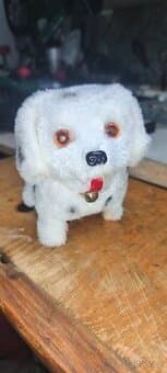 Retro pes na baterie chodí štěká kyve hlavu a k tomu mu svit