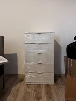 Bílá komoda se 4 zásuvkami