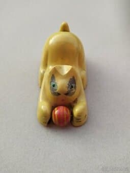 Stará hračka-kočka