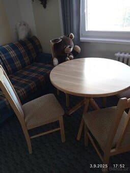 Jidelni stul se zidlemi