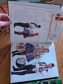 Kniha na paletě krojů