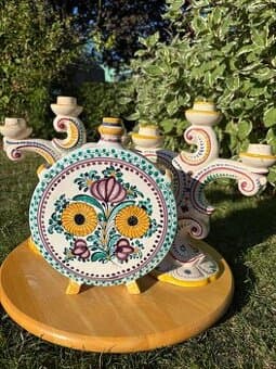 Sběratelský set majolikové keramiky – svícen a lahev