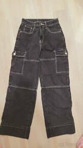 Černé kalhoty cargo.