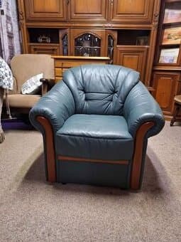 Kožené křeslo – masivní, pohodlné